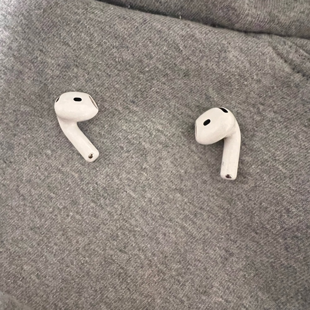 AirPods - Picture 3 of 6